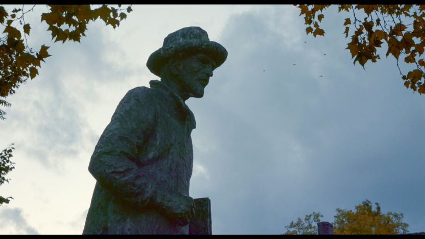 nuenen_van_goghs_statue_from_van_gogh_-_of_wheat_fields_and_clouded_skies.jpg